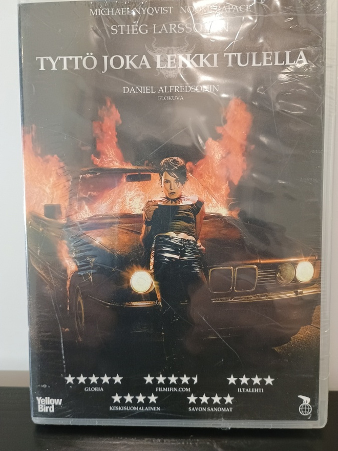 TYTTÖ JOKA LEIKKI TULELLA DVD