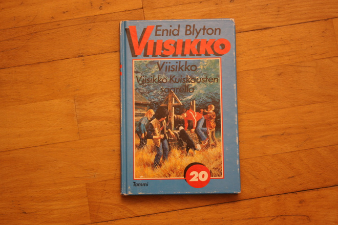 Enid Blyton Viisikko kuiskausten saarella #4