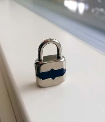 Pieni riippulukko (ei avainta) vaikka koruriipukseksi