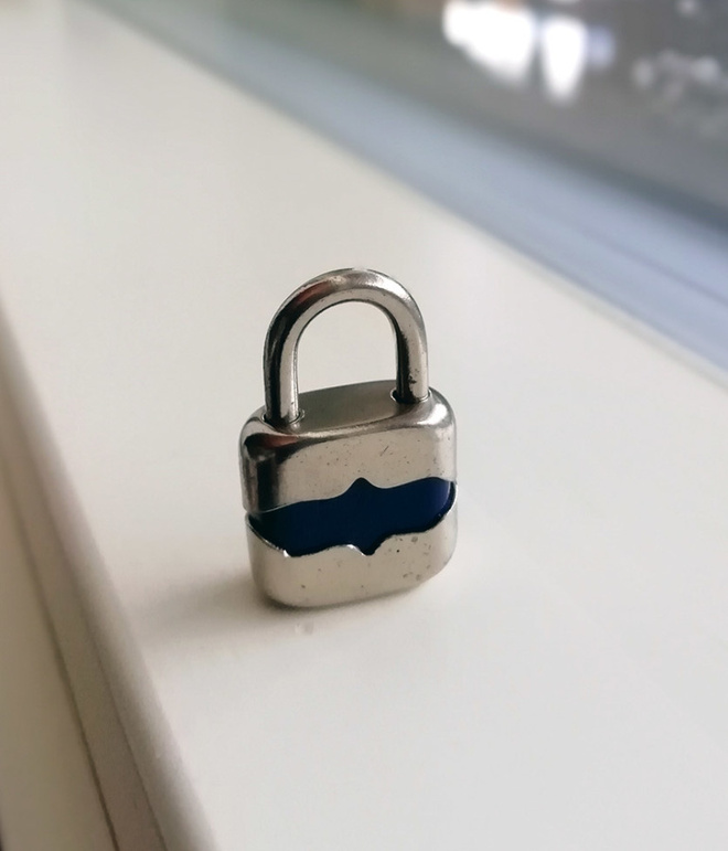 Pieni riippulukko (ei avainta) vaikka koruriipukseksi