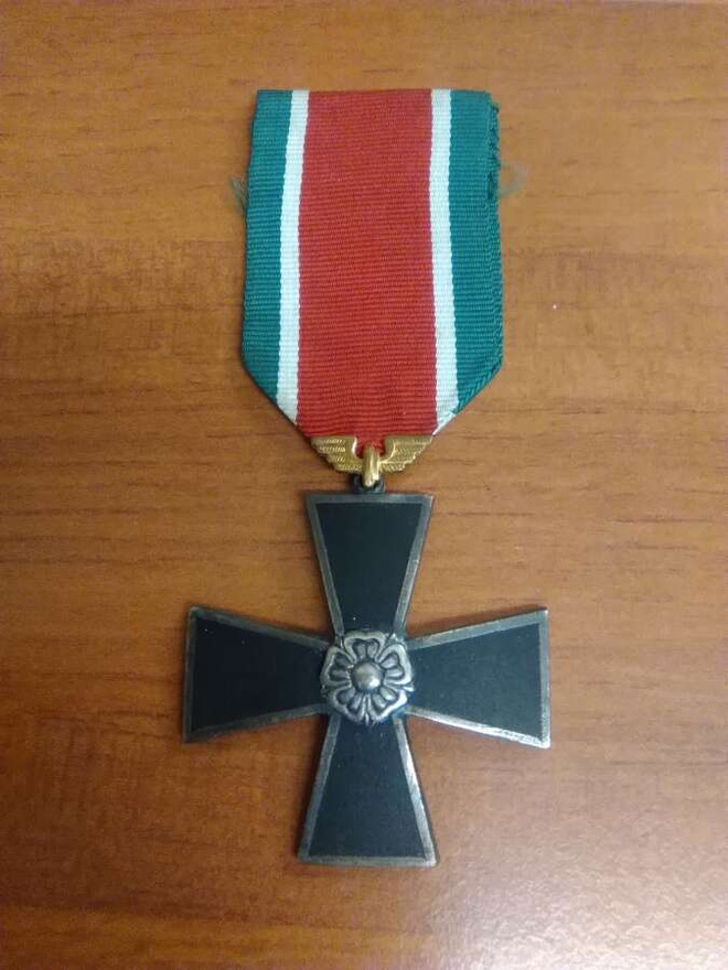 Sotarautatien muistoristi