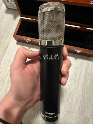 A.I.R. Liberator putkimikrofoni + shockmount ja kotelo