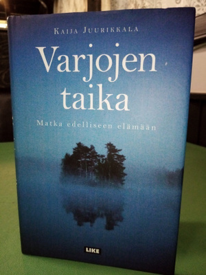 Kaija Juurikkala : Varjojen taika  ( 1 p. 2011 ) SIGNED !