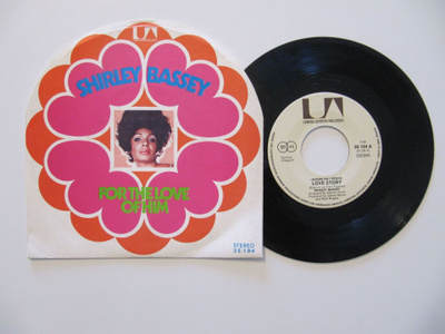 Shirley Bassey – Love Story / For The Love Of Him 7" sinkku