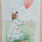 Tyttö sievässä mekossa leikkii ilmapallolla niityllä, 1906 - pikkukuva 1