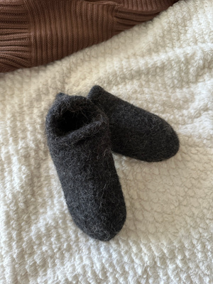 Käsintehdyt tummanharmaat tossut koko 33-34