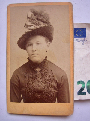 VANHA CDV Valokuva Nuori Nainen KOMEA Hattu 1900-l