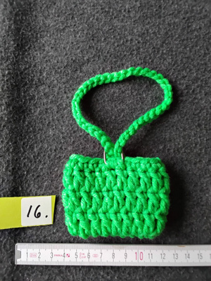 Alina´s Handmade virkattu avaimenperä airpodin suojakoteloon