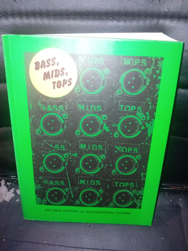 Muggs - Stevens : BASS , MIDS , TOPS ( SIS POSTIKULU )