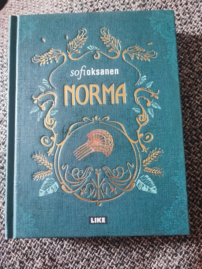 Sofi Oksanen Norma SIGNEERAUS