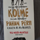 Karen M. McManus: Kolme pahan perii - pikkukuva 1