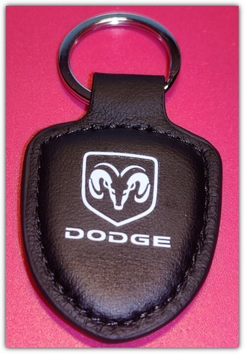 Pieni nahkainen Dodge avaimenperä