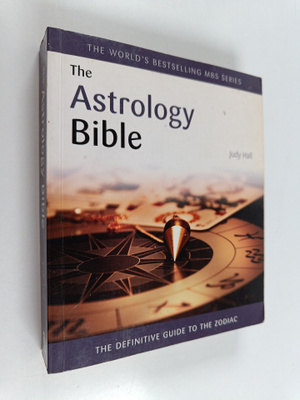 Judy Hall : The astrology bible : the definitive guide to...