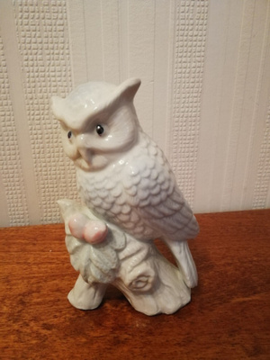 Pöllö istuu puussa figuuri