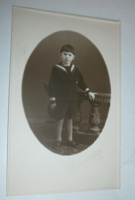 Pikkupoika merimiespuvussa, valokuvapk v. 1927