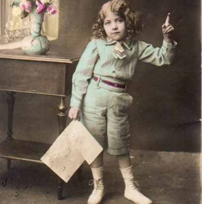 LAPSI / Kiharahiuksinen hurmuri pitää puhetta. 1900-l.
