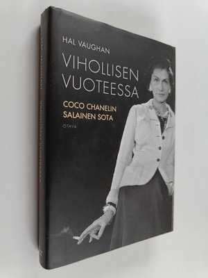Hal Vaughan : Vihollisen vuoteessa : Coco Chanelin salain...