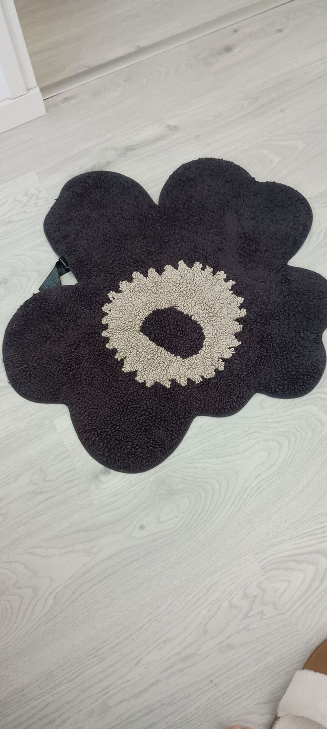 Marimekko musta Unikko kylpyhuonematto