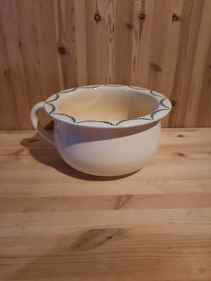 Vanhanajan potta köynnös koristeella