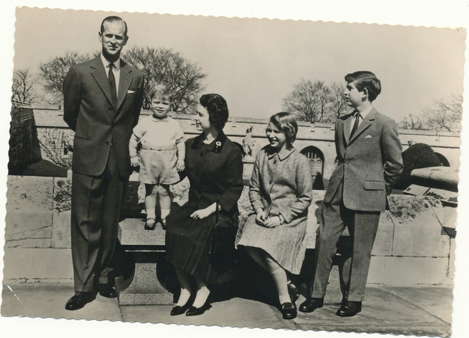Englannin kuningatar Elizabeth perheineen - vanha kortti
