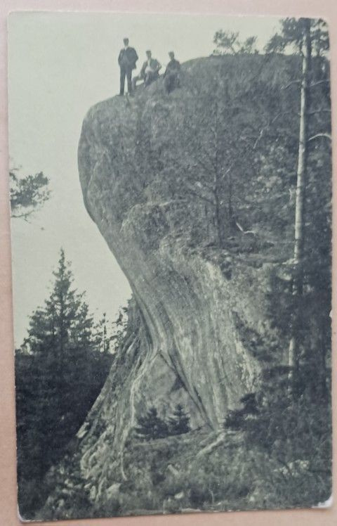 Korppoo, miehet jyrkän, erikoisen kallion laella, mv pk ei p