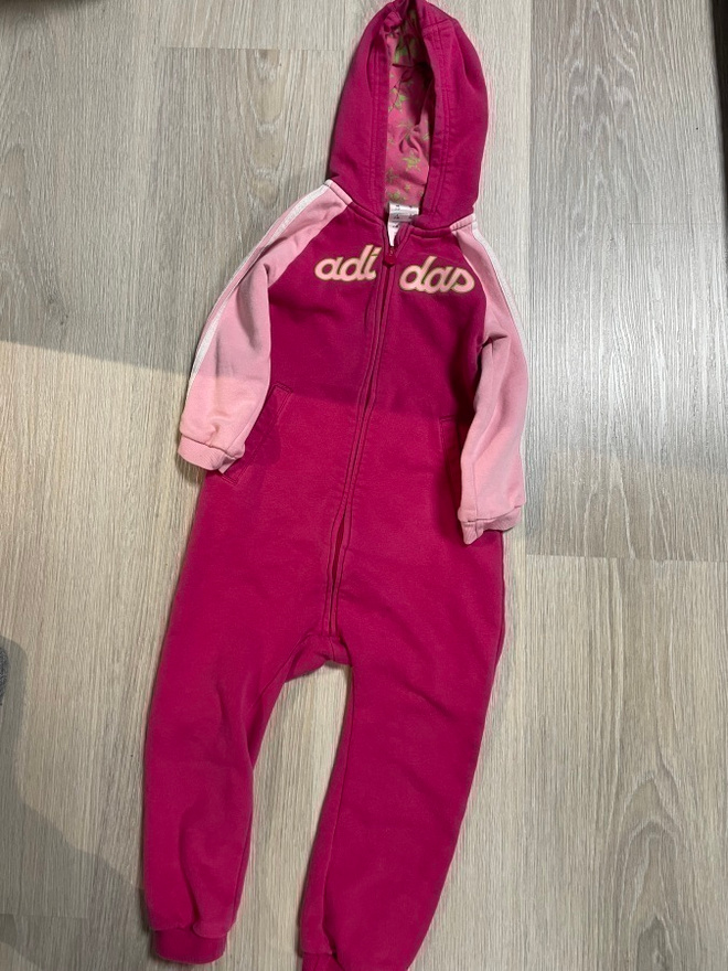 Pinkki Adidas sisähaalari koossa 98cm.