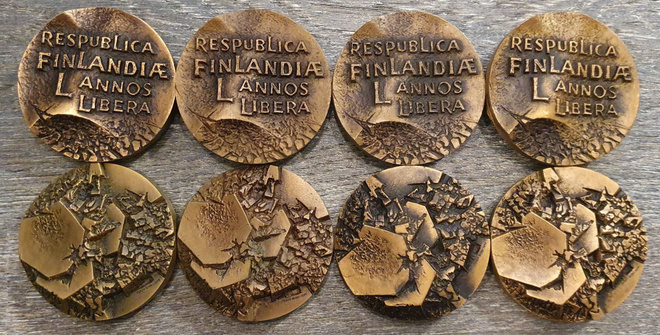 8 kpl Finlandia / Republica Finlandiae -pronssimitalit