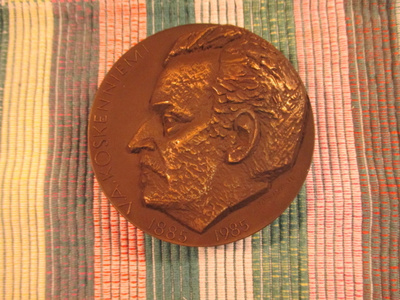 V.A.Koskenniemi mitali 1885-1985.Suunn.Terho Sakki -82.