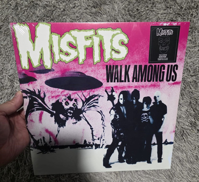 Misfits – Walk Among Us