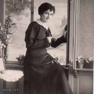NAINEN / Tumma tyttö avoimen ikkunan luona. 1900-l.