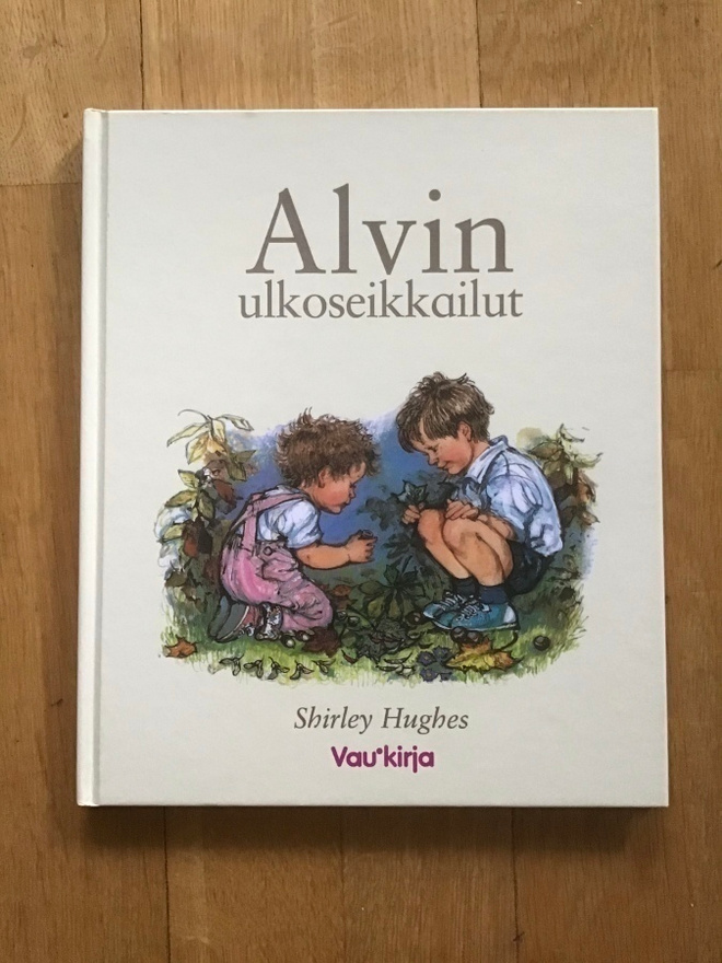 Shirley Hughes : Alvin ulkoseikkailut ( Vau’kirja 2006 )