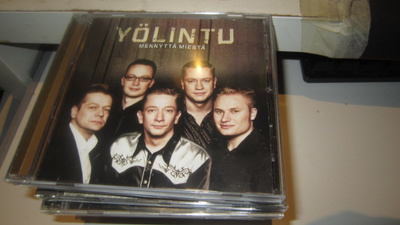 YÖLINTU : Mennyttä miestä