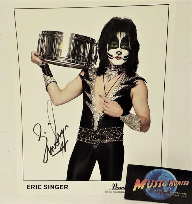 ERIC SINGER NIMIKIRJOITUS PROMOKUVASSA +