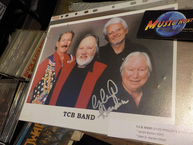 TCB BAND KUVA KAHDELLA NIMMARILLA ELVIS BAND