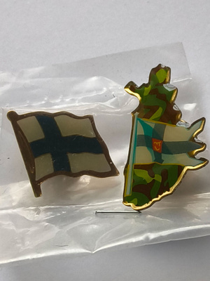 Kaksi siistiä kuvienmukaista pinssiä, katso kuvat!