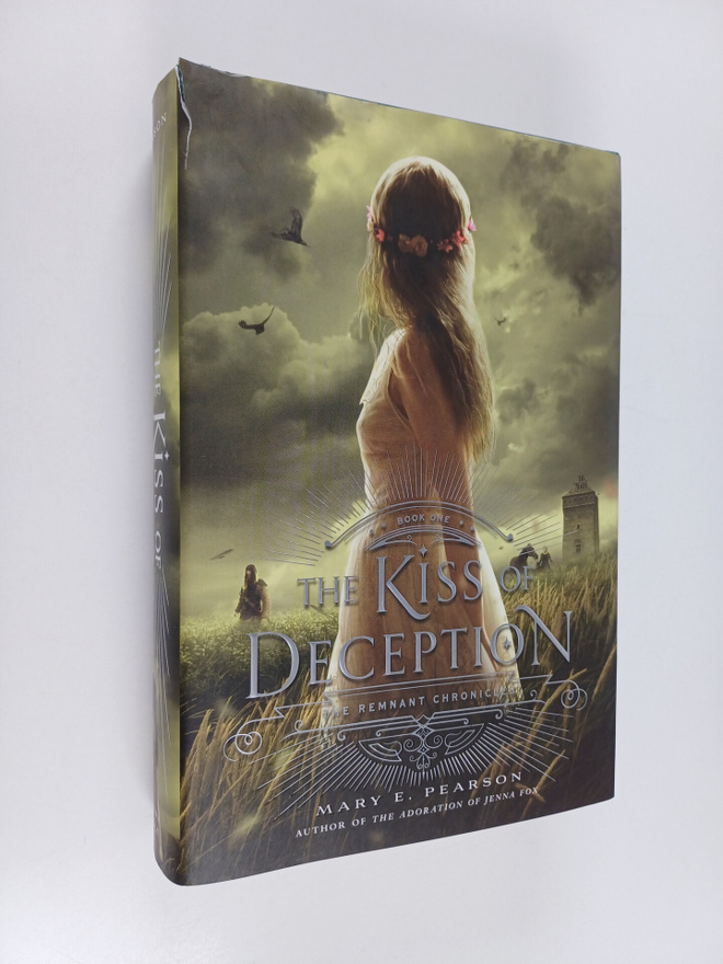 Mary E. Pearson : The kiss of deception