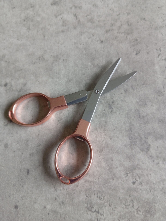 Uudet Ruusukultaiset Kokoontaittuvat Matkasakset (8,5 cm)