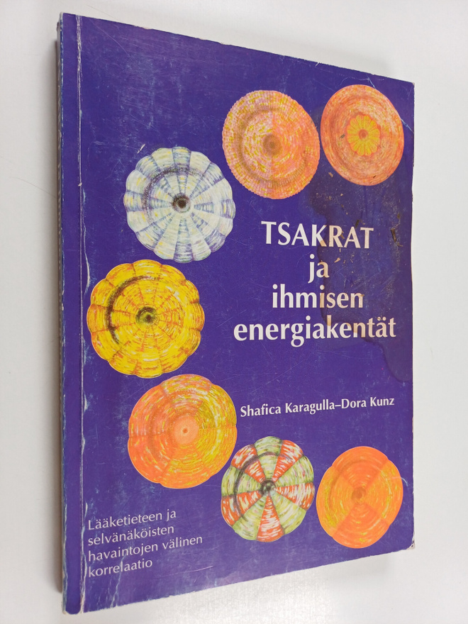 Shafica Karagulla : Tsakrat ja ihmisen energiakentät