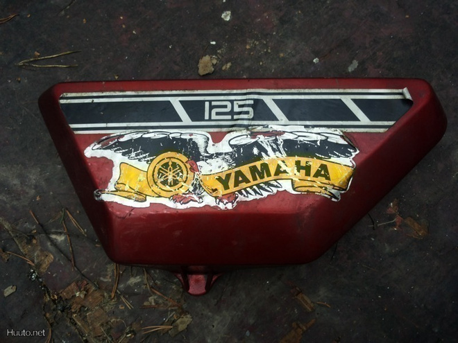 Yamaha RD125DX muovinen sivukotelo