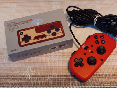 2kpl Peliohjaimia. PS4 Hori Mini Gamepad. 8Bitdo FC30 Ohjain
