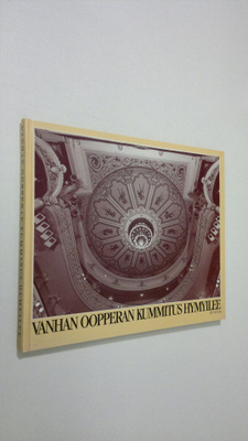 Vanhan oopperan kummitus hymyilee
