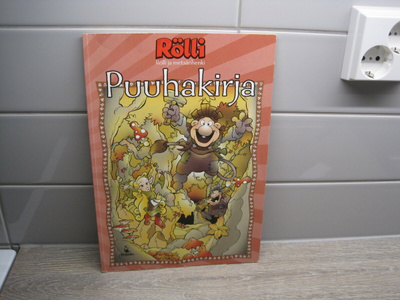 RÖLLI JA METSÄN HENKI PUUHAKIRJA