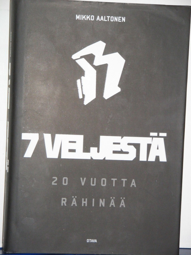 Mikko Aaltonen : 7 VELJESTÄ  20 VUOTTA RÄHINÄÄ