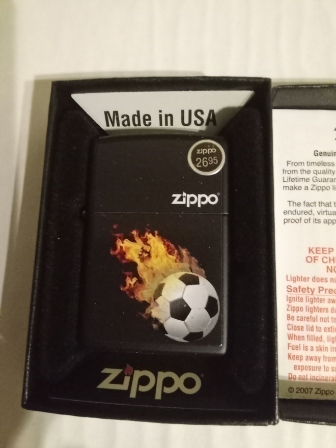 Zippo Flaming Soccer Uusi ja Aito