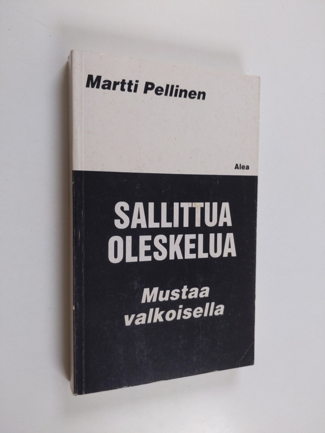 Martti Pellinen : Sallittua oleskelua : mustaa valkoisella