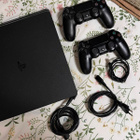 Hyväkuntoinen Playstation 4 (PS4) slim 1TB-paketti! - pikkukuva 1