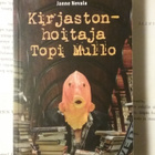 Janne Nevala - Kirjastonhoitaja Topi Mullo (nid.) - pikkukuva 1