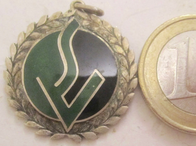 VANHA Merkki Jetoni Urheilu SV Mestari Messinkiä Emali 1947