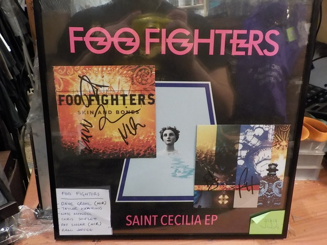 FOO FIGHTERS TAULU KOKO BÄNDIN NIMMAREILLA !