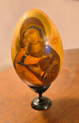 Neitsyt Maria ja Jeesus lasta esittävä puinen muna
